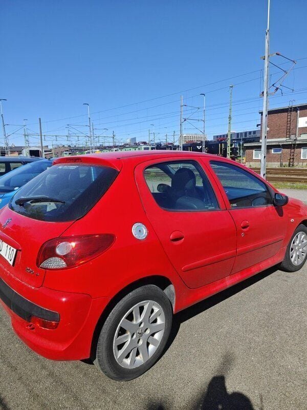 Röd Begagnad 2010 Peugeot 206+ Halvkombi | 19 900 kr (Marknadspris) - Bild 1/2