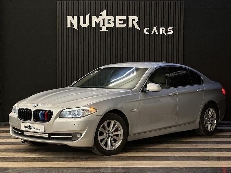 Ljusgrå Begagnad 2011 BMW 520 Sedan | 94 900 kr (Marknadspris) - Bild 1/4