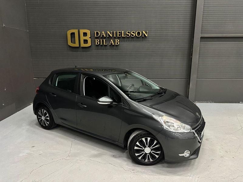 Mörkgrå (grå) Begagnad 2012 Peugeot 208 Halvkombi | 49 800 kr (Bra pris) - Bild 1/4