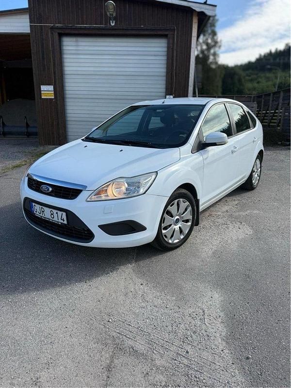 Vit Begagnad 2011 Ford Focus Trend Halvkombi | 33 800 kr (Marknadspris) - Bild 1/4