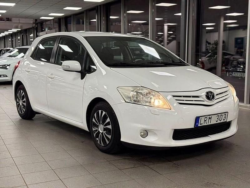 Vit Begagnad 2011 Toyota Auris Plus Halvkombi | 59 900 kr (Marknadspris) - Bild 1/4