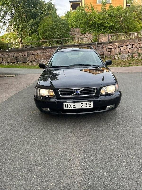 Svart Begagnad 2004 Volvo V40 Kombi | 17 000 kr (Bra pris) - Bild 1/4