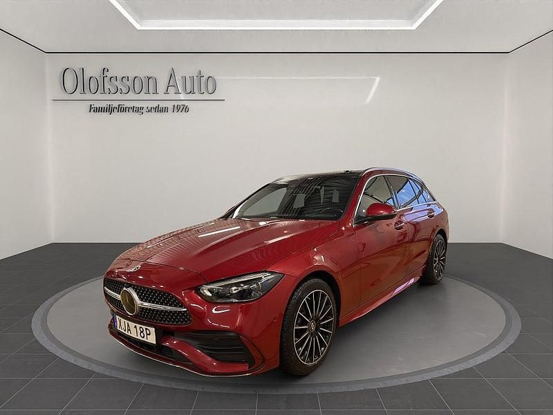 Röd Begagnad 2023 Mercedes C300e AMG Line Premium Plus Kombi | 419 000 kr (Marknadspris) - Bild 1/4
