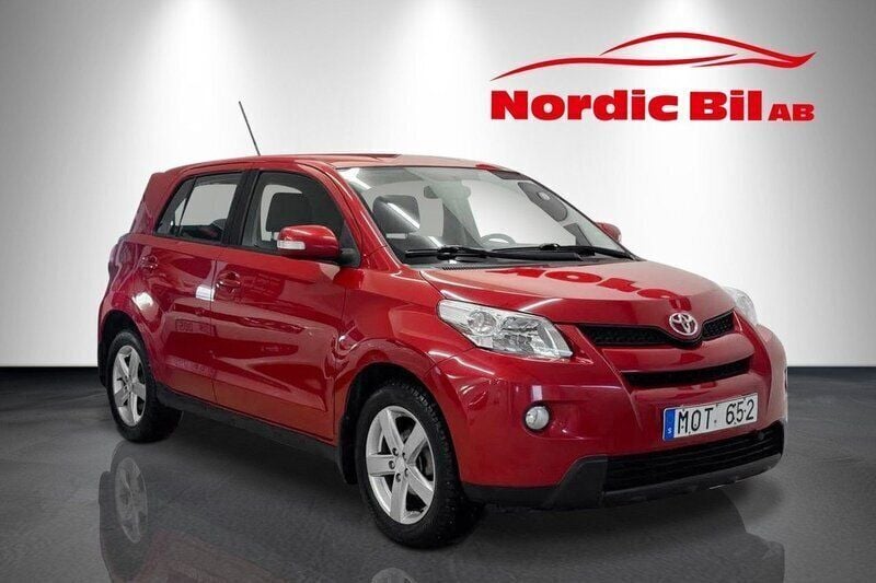 Mörkröd (röd) Begagnad 2009 Toyota Urban Cruiser SUV | 69 900 kr (Lite dyr) - Bild 1/4