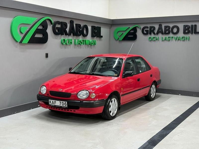Röd Begagnad 1998 Toyota Corolla Sedan | 59 900 kr - Bild 1/4