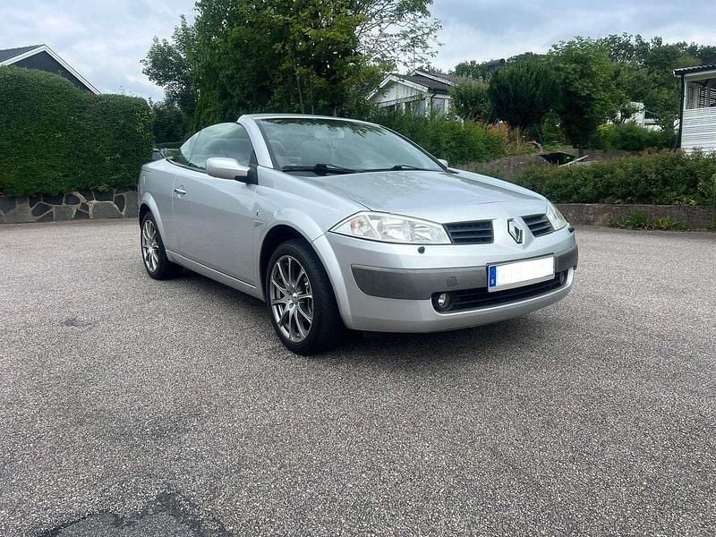 Grå Begagnad 2005 Renault Mégane Cabriolet Cab | 32 999 kr (Marknadspris) - Bild 1/4