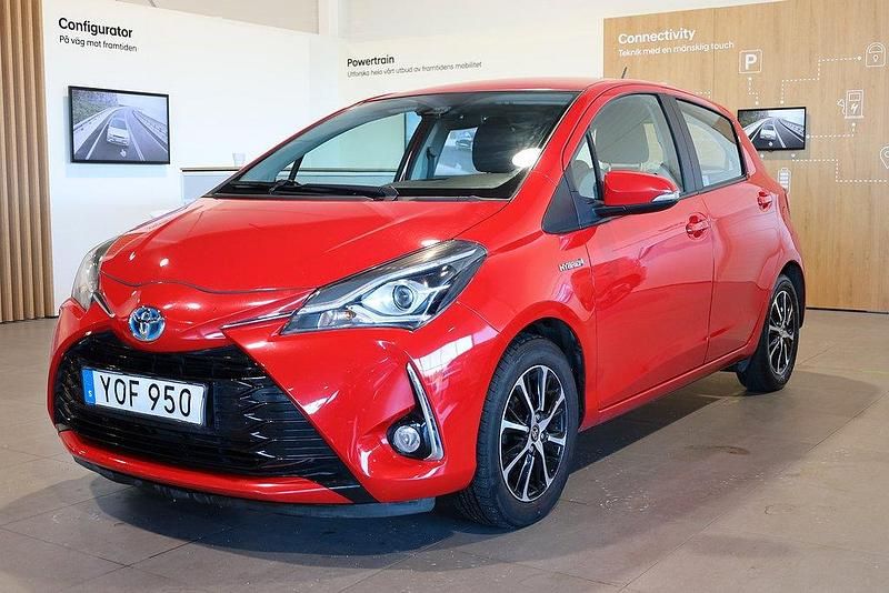 Röd Begagnad 2018 Toyota Yaris Hybrid Edition Halvkombi | 144 900 kr (Marknadspris) - Bild 1/3