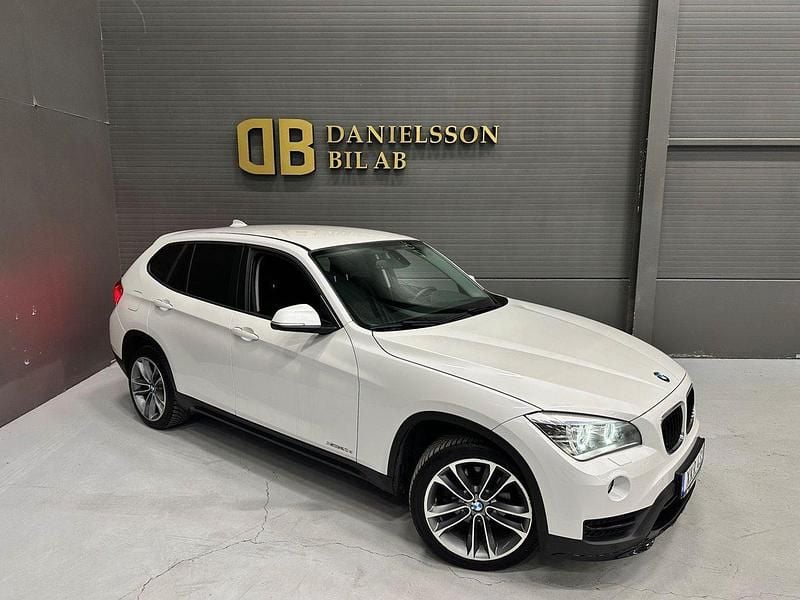 Vit Begagnad 2015 BMW X1 Sport Line SUV | 129 800 kr (Bra pris) - Bild 1/4