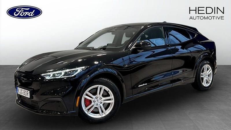 Svart Begagnad 2022 Ford Mustang Mach-E Standard Range SUV | 364 900 kr (Superpris) - Bild 1/4