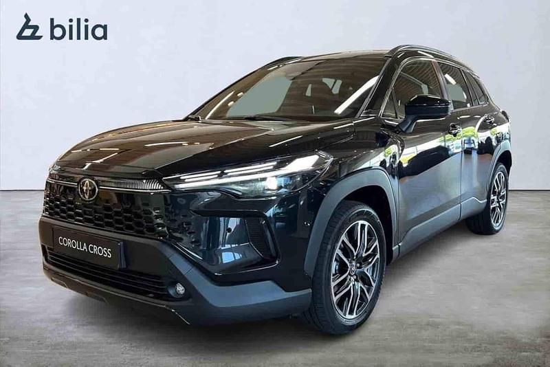 Svart Ny 2025 Toyota Corolla Cross SUV | 465 500 kr - Bild 1/1