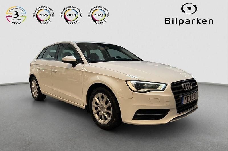 Vit Begagnad 2016 Audi A3 Sportback Attraction Halvkombi | 99 990 kr (Bra pris) - Bild 1/4