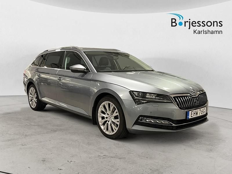 Grå Begagnad 2020 Skoda Superb Business Line Kombi | 269 000 kr (Marknadspris) - Bild 1/4