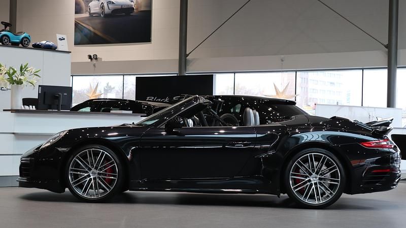 Begagnad Porsche 911 Turbo 547 HK (402 kW) 2017 Svart Cab