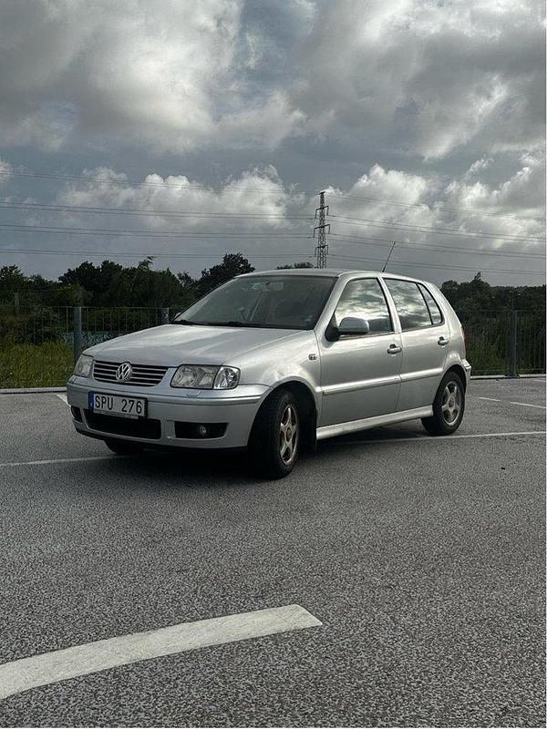 Silver Begagnad 2001 VW Polo Halvkombi | 13 900 kr (Marknadspris) - Bild 1/2