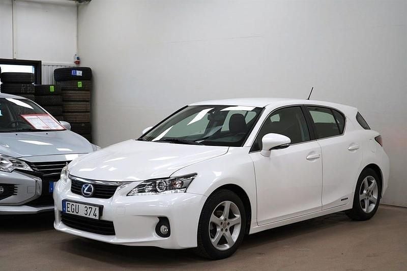 Begagnad Lexus CT200h 136 HK (100 kW) 2011 Vitmetallic Halvkombi