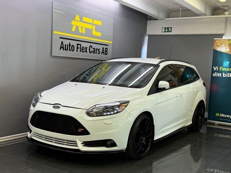 Vit Begagnad 2012 Ford Focus ST Kombi | 109 900 kr - Bild 1/4