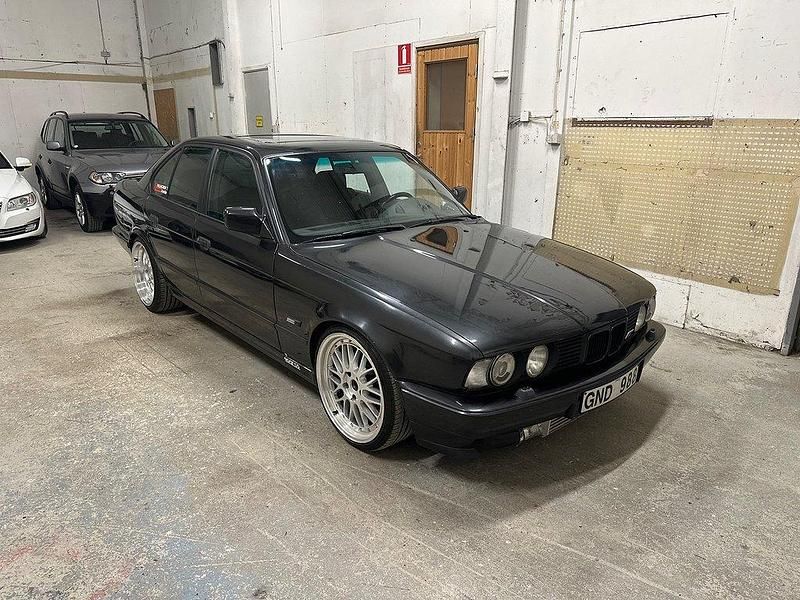 Mörkgrå Begagnad 1992 BMW 525 Sedan | 76 900 kr - Bild 1/4