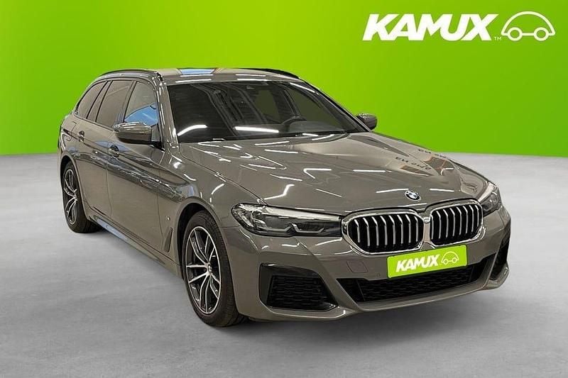 Silver/grå Begagnad 2021 BMW 520 M Sport Kombi | 359 800 kr (Marknadspris) - Bild 1/4