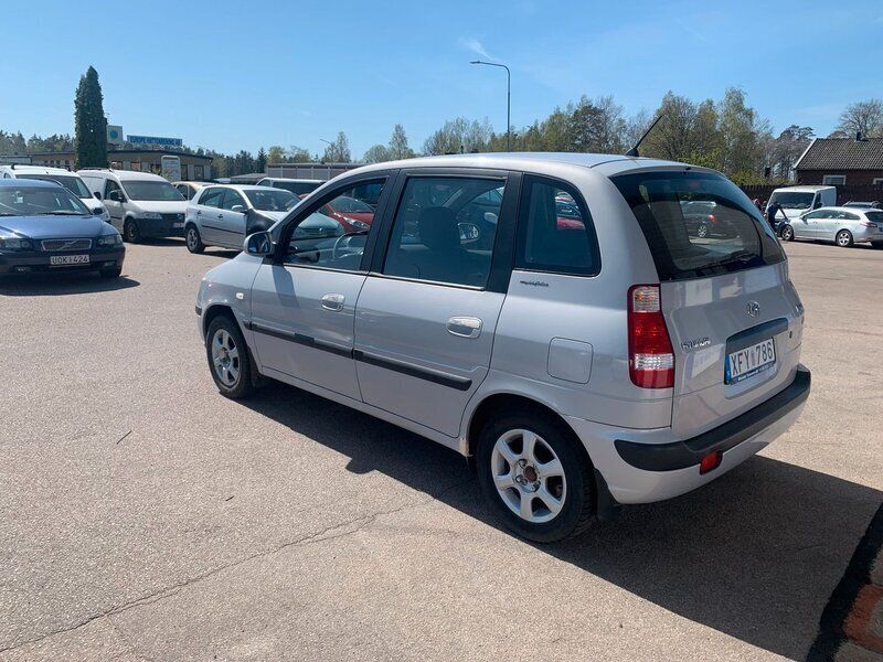 Begagnad Hyundai Matrix 123 HK (90 kW) 2005 Ljusgrå Minibuss