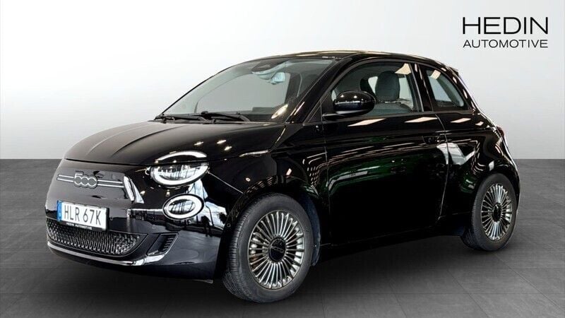 Svart (black) Begagnad 2021 Fiat 500e Icon Halvkombi | 214 900 kr (Marknadspris) - Bild 1/4