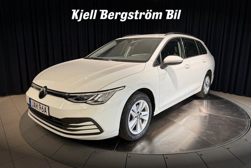 Vit Begagnad 2023 VW Golf VIII Kombi | 274 900 kr (Marknadspris) - Bild 1/4
