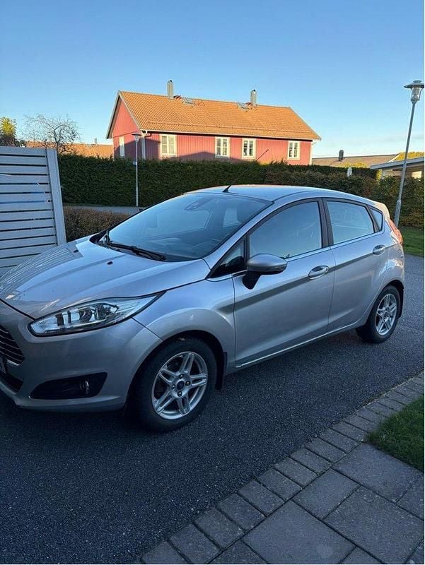 Grå Begagnad 2014 Ford Fiesta Titanium Halvkombi | 59 900 kr (Bra pris) - Bild 1/4