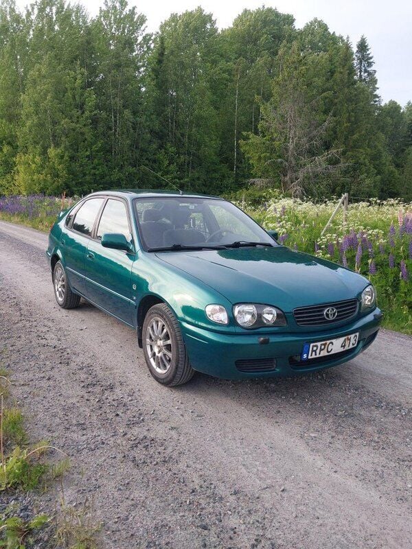 Grön Begagnad 2000 Toyota Corolla Halvkombi | 24 500 kr (Superpris) - Bild 1/4