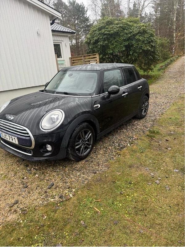 Svart Begagnad 2017 Mini Cooper Halvkombi | 105 000 kr (Superpris) - Bild 1/4