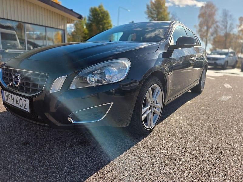Begagnad Volvo V60 Momentum 163 HK (119 kW) 2012 Svart Kombi