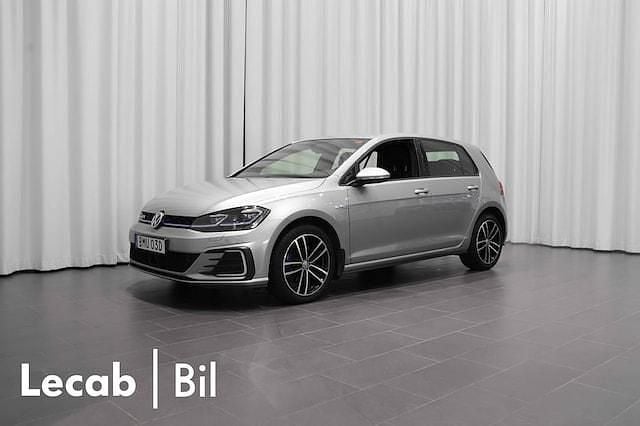 Silver Begagnad 2020 VW Golf VIII GTE Sedan | 209 500 kr (Superpris) - Bild 1/4