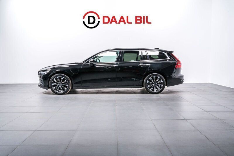 Svart Begagnad 2022 Volvo V60 Core Kombi | 358 700 kr (Marknadspris) - Bild 1/4