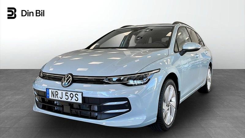 Ljusblå Ny 2024 VW Golf VIII Life Kombi | 299 800 kr (Bra pris) - Bild 1/4
