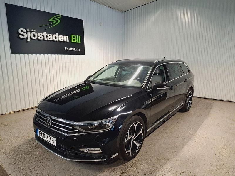 Svart Begagnad 2020 VW Passat R-line Kombi | 299 900 kr (Marknadspris) - Bild 1/4