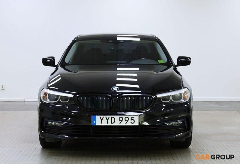 Svart Begagnad 2018 BMW 530 iPerformance Sedan | 239 900 kr (Bra pris) - Bild 1/4