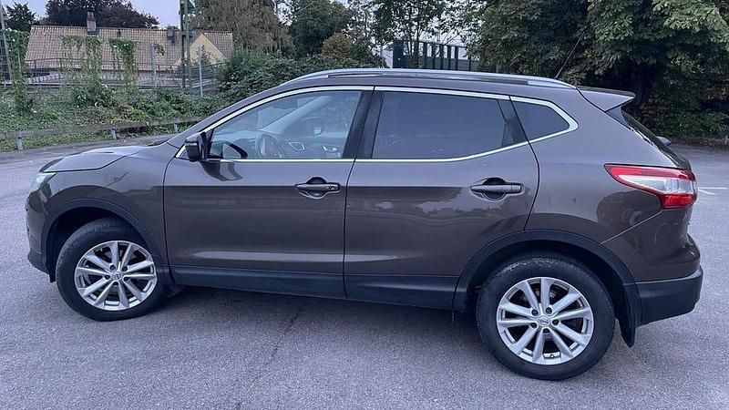 Brun Begagnad 2016 Nissan Qashqai N-TEC SUV | 89 900 kr (Marknadspris) - Bild 1/4