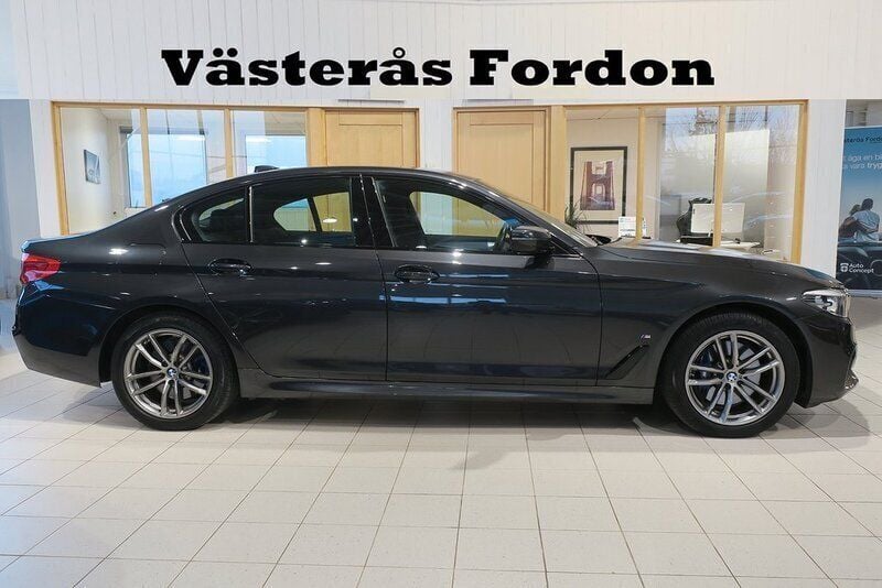Grå Begagnad 2020 BMW 530e iPerformance Sedan | 369 900 kr (Marknadspris) - Bild 1/4