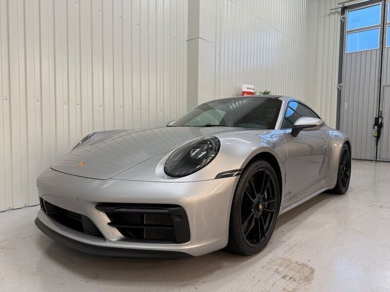 Silver (gt silver metallic) Begagnad 2024 Porsche 911 Carrera 4 GTS Sportkupé | 1 895 000 kr (Marknadspris) - Bild 1/4