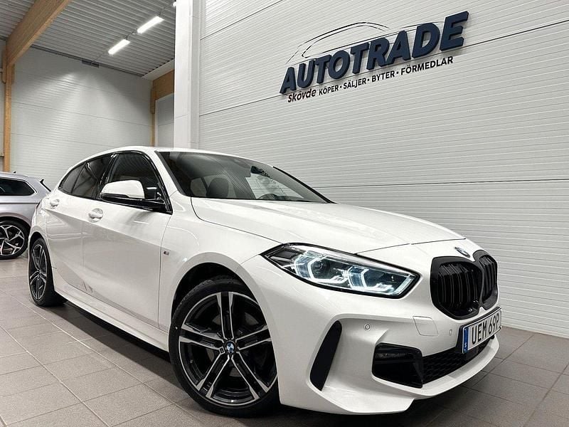 Vit Begagnad 2020 BMW 118 M Sport Halvkombi | 249 000 kr (Dyr) - Bild 1/4