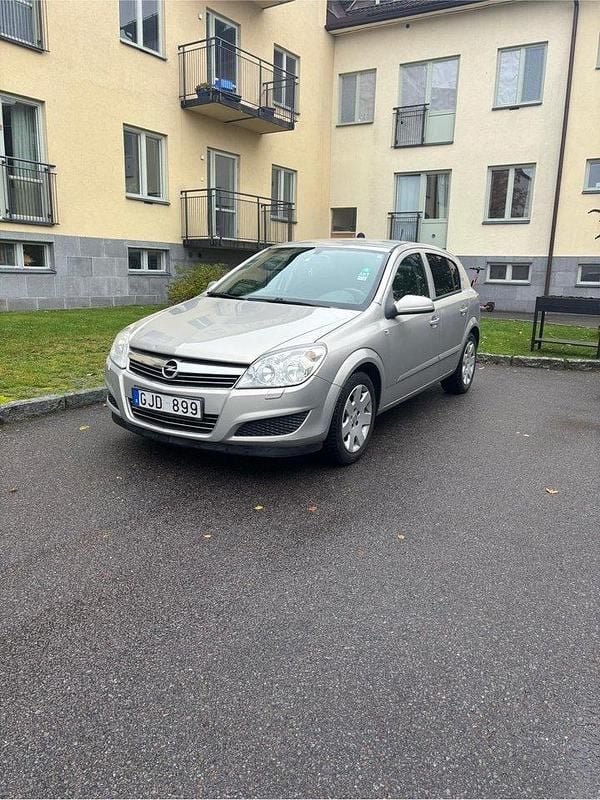 Grå Begagnad 2008 Opel Astra Halvkombi | 17 800 kr (Marknadspris) - Bild 1/4