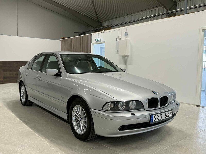 Ljusgrå Begagnad 2001 BMW 530 Sedan | 69 500 kr - Bild 1/4