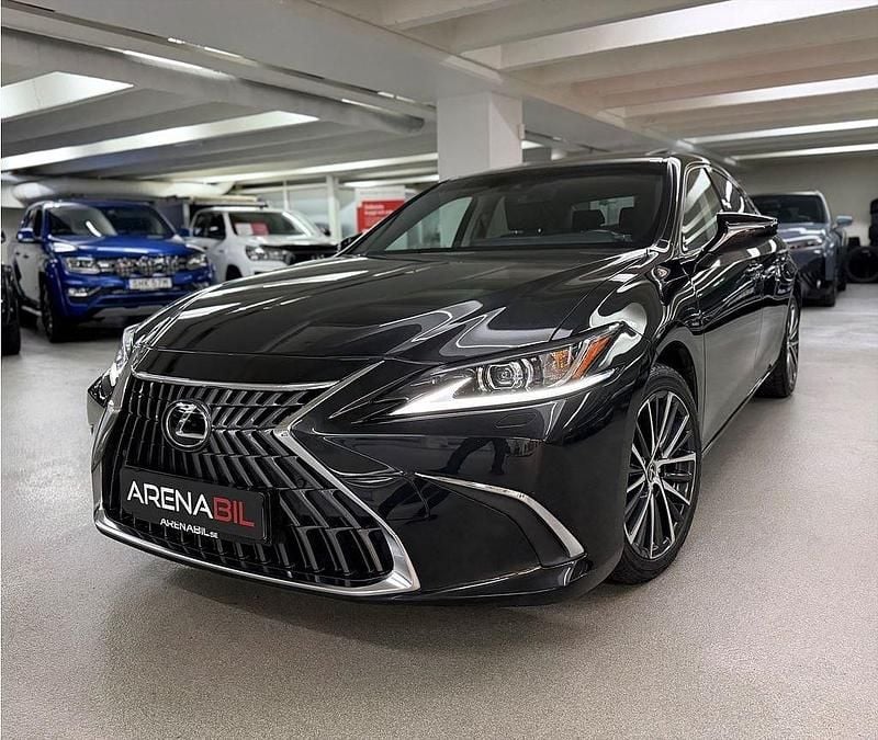 Svart Begagnad 2024 Lexus ES300H Limited Edition Sedan | 399 900 kr (Lite dyr) - Bild 1/4