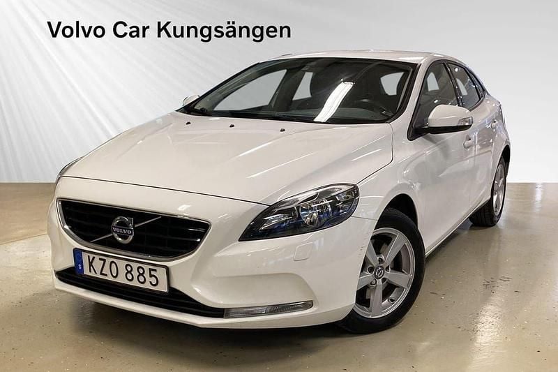 Vit Begagnad 2015 Volvo V40 Kinetic Halvkombi | 119 900 kr (Marknadspris) - Bild 1/3