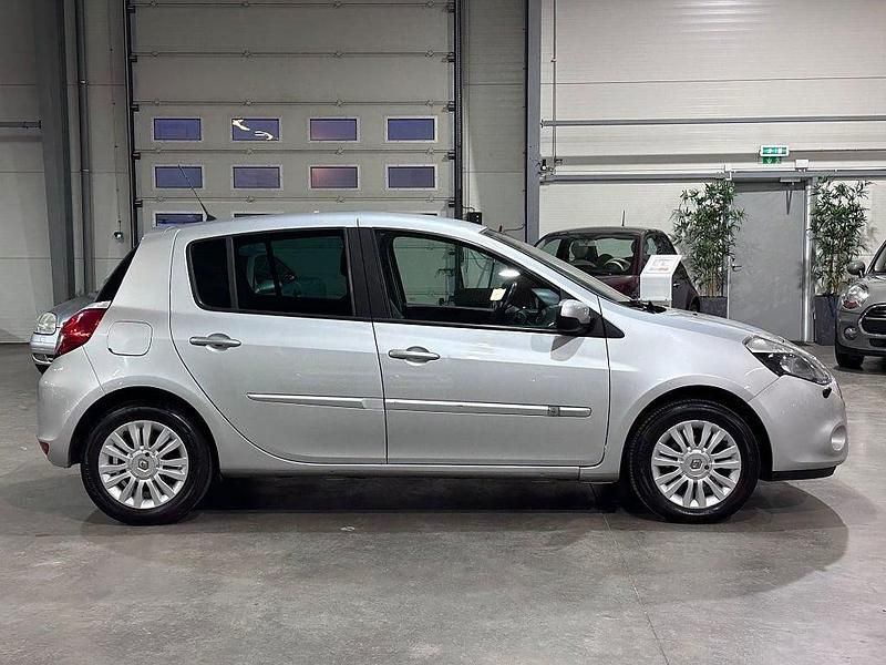 Begagnad Renault Clio II 88 HK (64 kW) 2011 Silver Halvkombi
