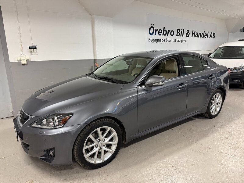 Grå Begagnad 2011 Lexus IS250 Sedan | 149 900 kr (Marknadspris) - Bild 1/4