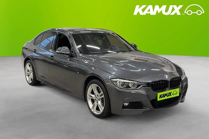 Grå Begagnad 2015 BMW 320 Sport Line Sedan | 209 800 kr (Marknadspris) - Bild 1/4