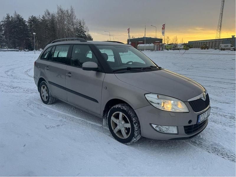 Brun Begagnad 2012 Skoda Fabia Elegance Kombi | 32 000 kr (Lite dyr) - Bild 1/4