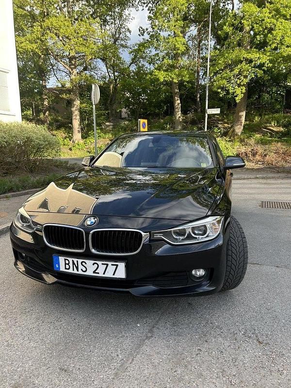 Svart Begagnad 2014 BMW 320 Sedan | 149 000 kr (Marknadspris) - Bild 1/4