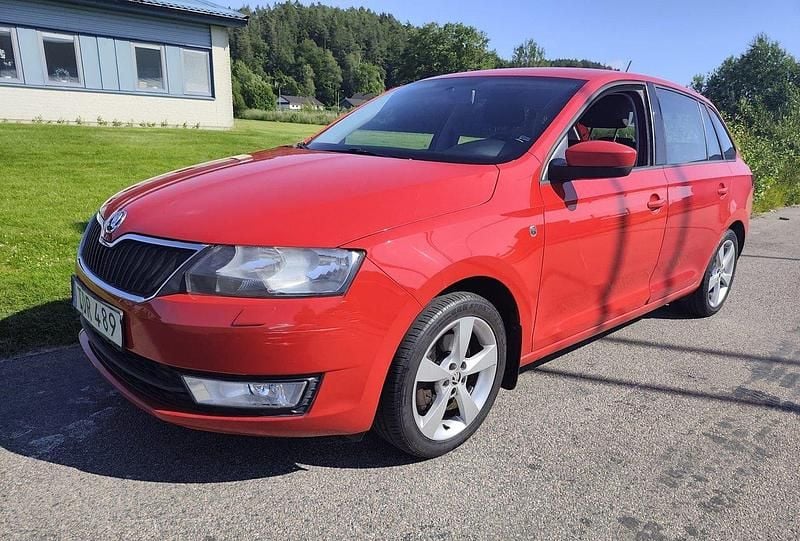 Röd Begagnad 2015 Skoda Rapid Halvkombi | 59 900 kr (Marknadspris) - Bild 1/4