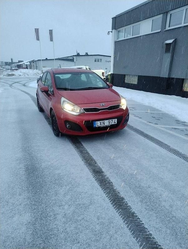 Begagnad Kia Rio 109 HK (80 kW) 2011 Röd Halvkombi