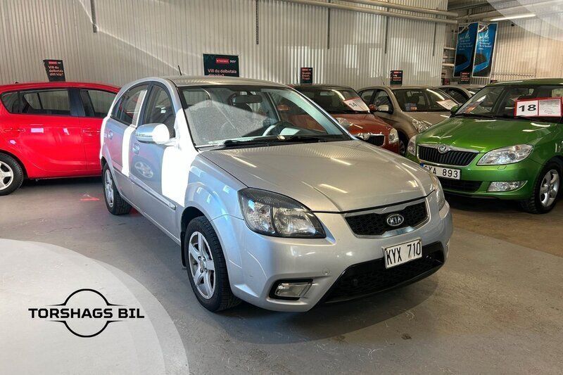 Silver Begagnad 2010 Kia Rio Halvkombi | 32 900 kr (Marknadspris) - Bild 1/4